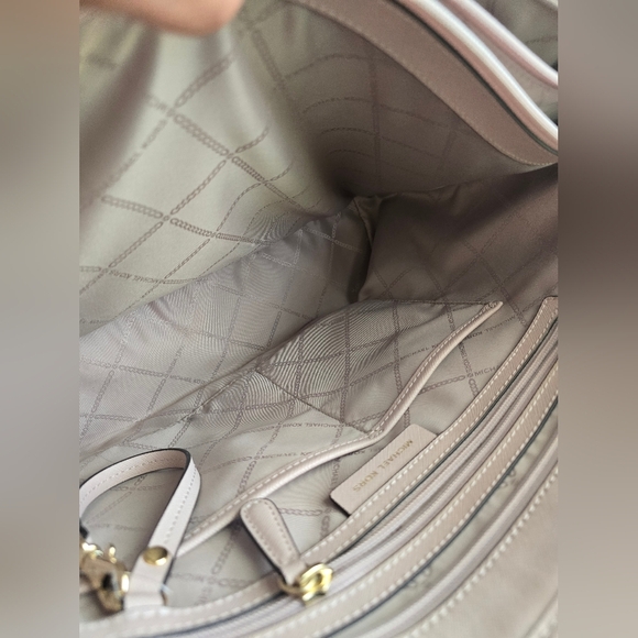 Michael Kors Beige Tote Bag - Picture 11 of 17